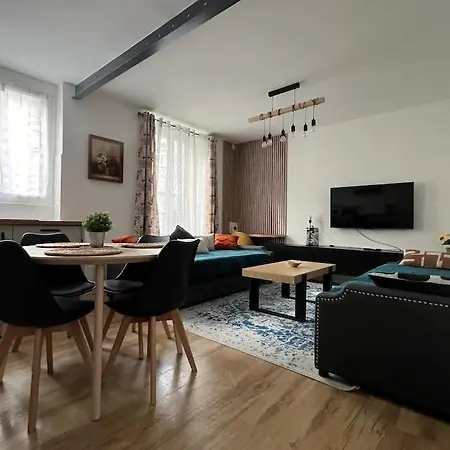 Kb 21 - Metro 7 - Ac - Free Parking - 4 Pers Appartement